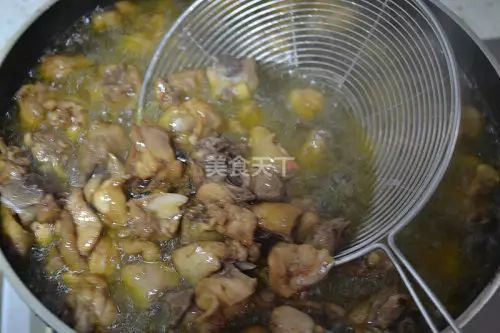 炸至鸡块将熟