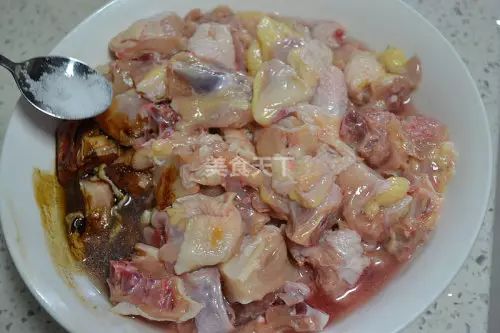 腌制好的鸡块