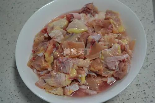 将鸡剁成两厘米见方的块