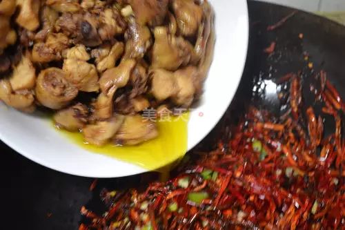 下入鸡块保持中小火炒制