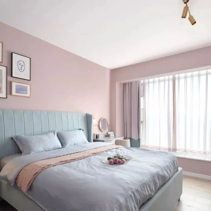 110平北欧风三居室，主卧淡粉色墙面搭配蓝色软装，太浪漫了！
