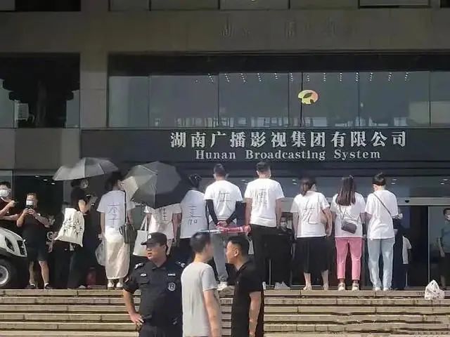 就连最低调的李维嘉都出事,芒果台八大主持人彻底“沦陷”了