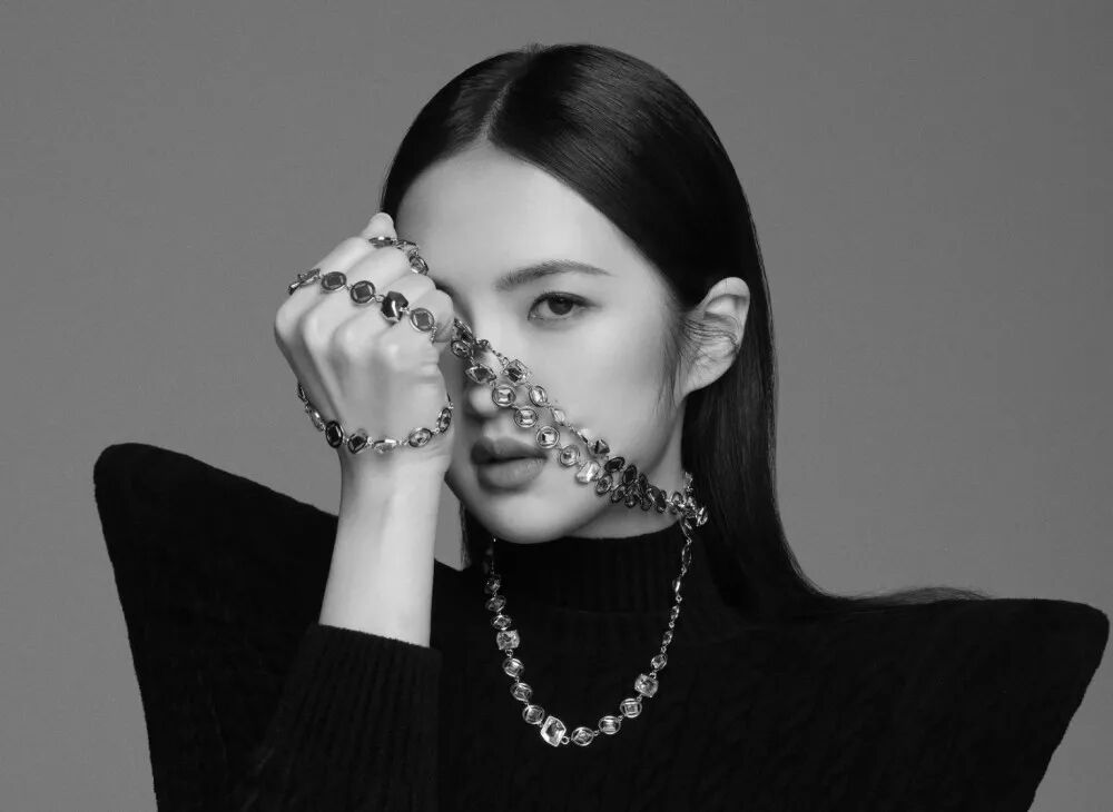 姚安娜昔日与同学合影曝光，素颜无滤镜状态下，像极爸爸复制粘贴