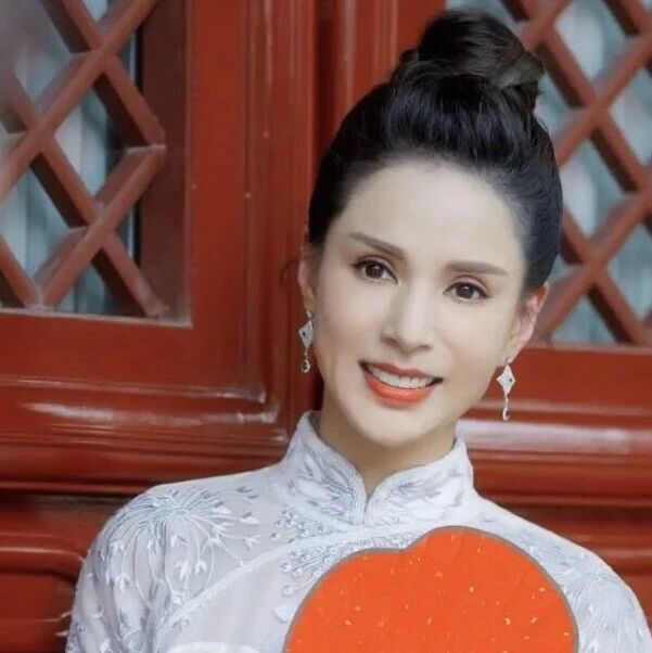 穿上旗袍的李若彤美得和24年前无差别!