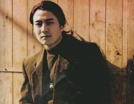 “摇滚教父”郑钧的风流史,收割太多女神,前妻跟他20年终被辜负