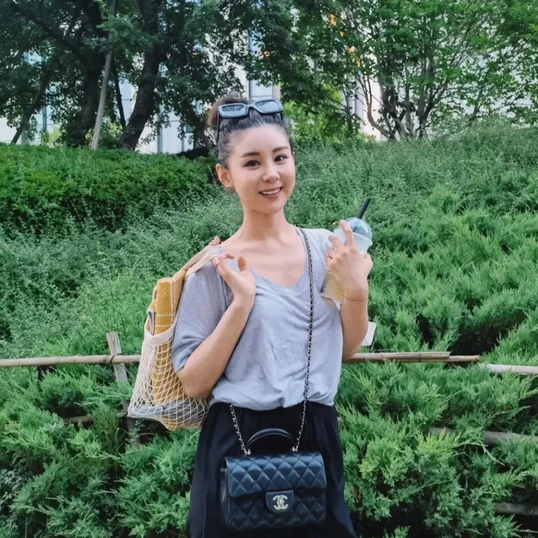 36岁李小萌身材不少女，但长了一张娃娃脸，很自然纯真的漂亮！