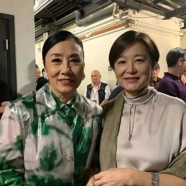 林青霞素颜脸赢了汪明荃，贴睫毛涂红唇太俗，老了爱美该有个度！