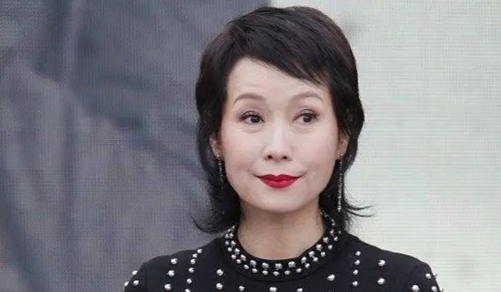 叶童逛街面色苍老,55岁许仙瘦到认不出,63岁白娘子依旧美丽