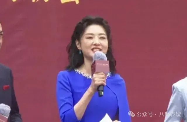 周涛重返主持舞台,搭档特型演员亮相,56岁周涛依旧气场十足