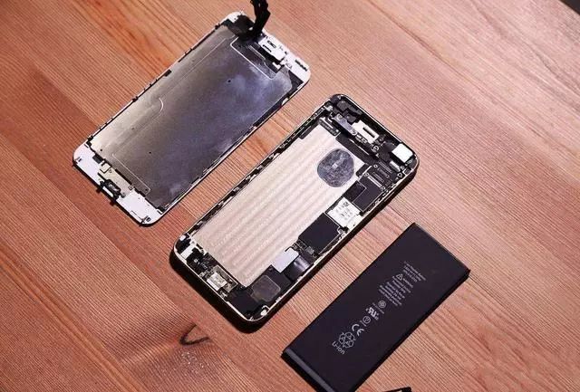  还敢升级吗？苹果iOS 11.2.5beat3已推送，网友：降频换电池？