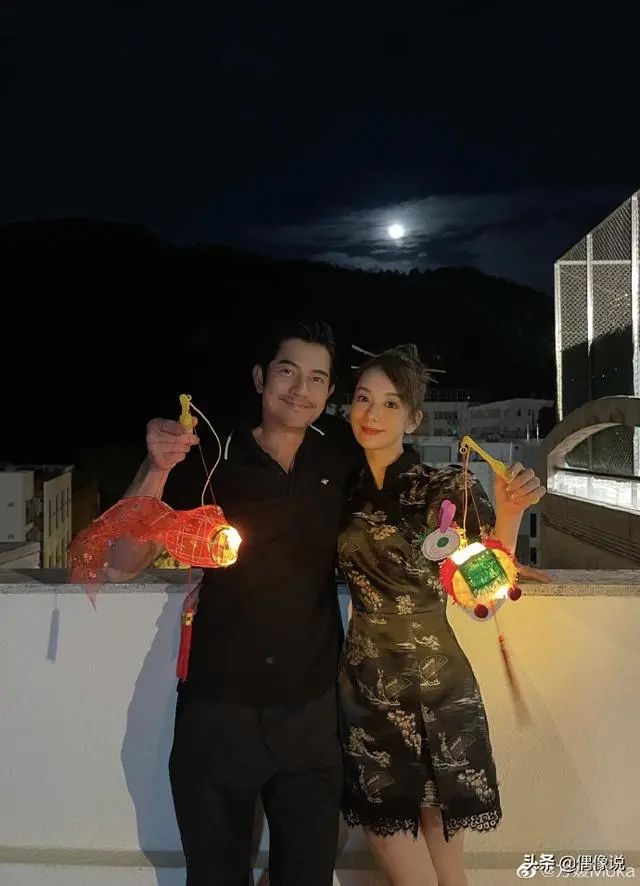 方媛晒中秋节全家福!55岁郭富城帅气出镜,两个女儿穿旗袍超可爱