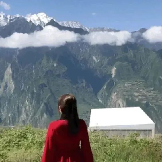 国庆没出去旅游的，恭喜你！人民日报给你发了这个！又全又美又免费