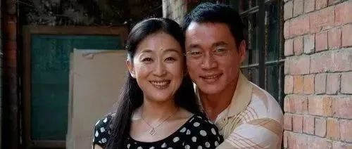 她是国家一级演员，56岁从来没有谈过恋爱，和亲哥哥互相照顾一生!