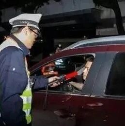 只喝了瓶啤酒，要隔多久才能开车，交警：只要过了这个时间就没事