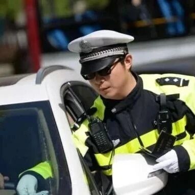 即日起：路口这样转扣8分罚500，交警提醒：要小心