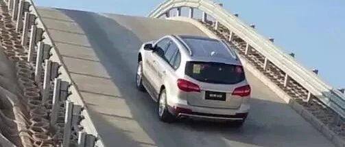 自动挡在上坡时，光踩油门是错误操作，老司机：这样上坡才安全！