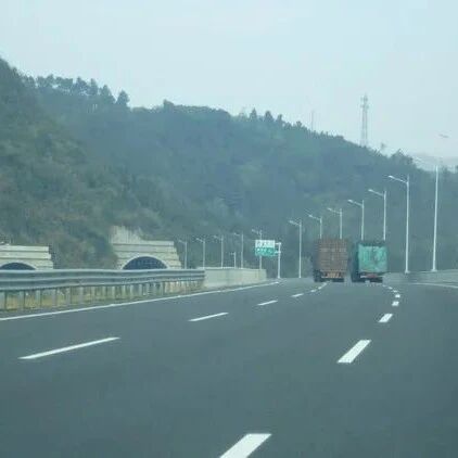 高速上行驶，遇到石块是躲还是撞？老司机：再说最后一次，记好！