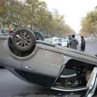 开车不慎撞死闯红灯的行人，车主需要负责吗？