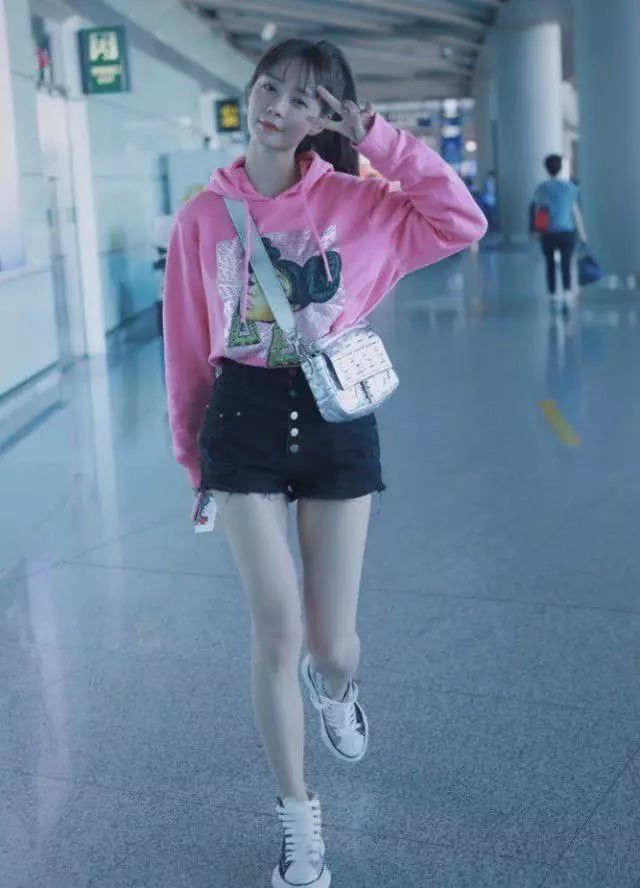 难怪杜海涛那么宠她想娶她回家,看她穿热裤的腿,是真实存在的?