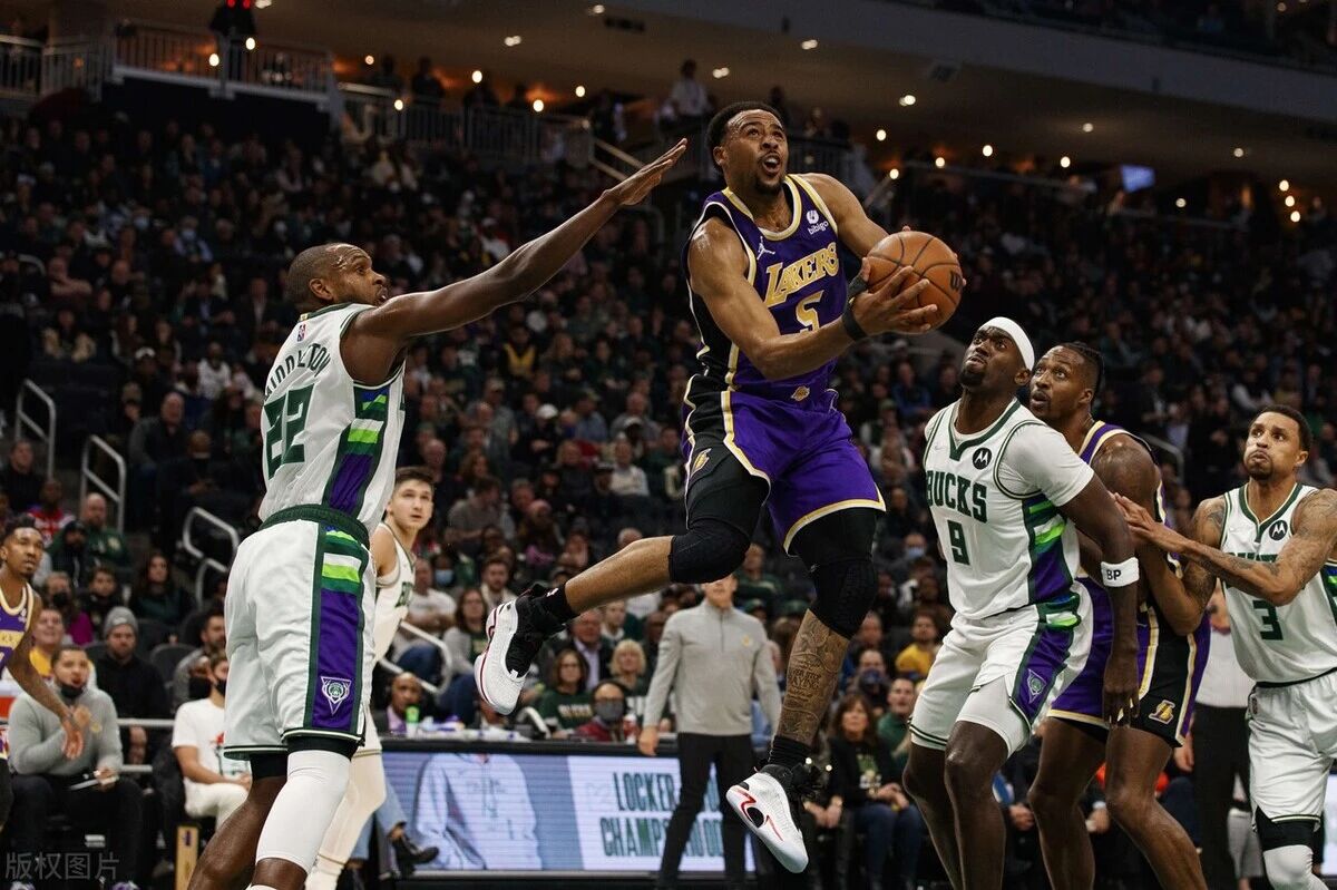 轰25+12连续两场20+ 湖人塔克成连败亮点，詹皇回归多一帮手