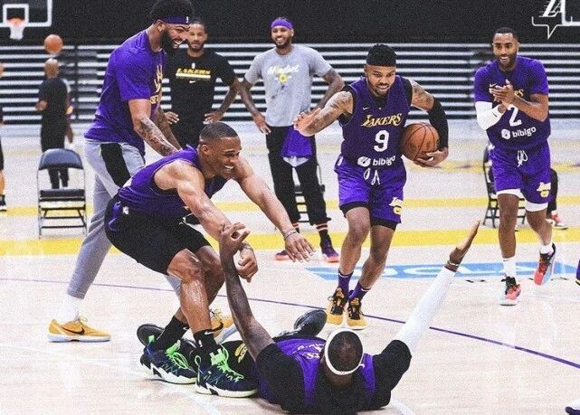 湖人训练营暖心一幕！詹姆斯倒地众人冲上来扶，沃格尔再夸威少