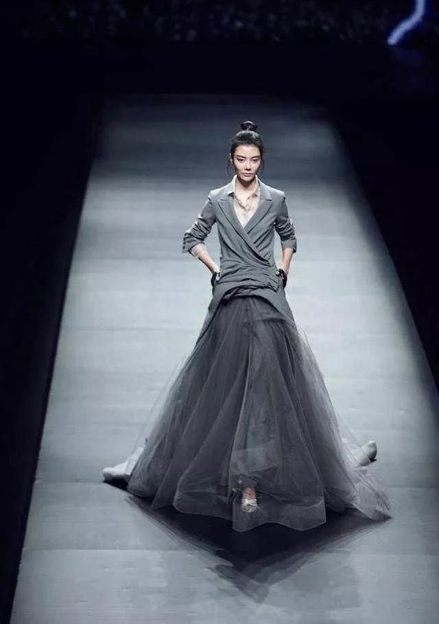 同样是灰色长裙,刘诗诗和车晓穿出来,完全是两个风格!