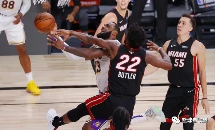 仅25+11+8！被巴特勒打爆，詹姆斯赛后道歉揽责，库兹马怒批全队