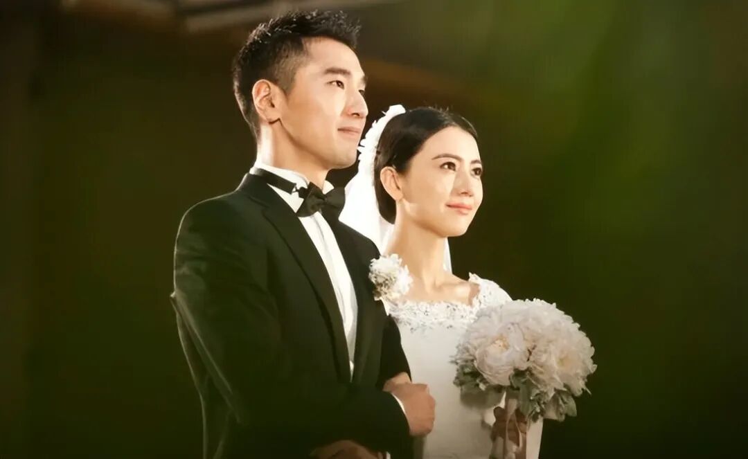 高圆圆拍摄女儿来探班!3岁Rhea蹦蹦跳跳太可爱,紧抱妈妈不撒手