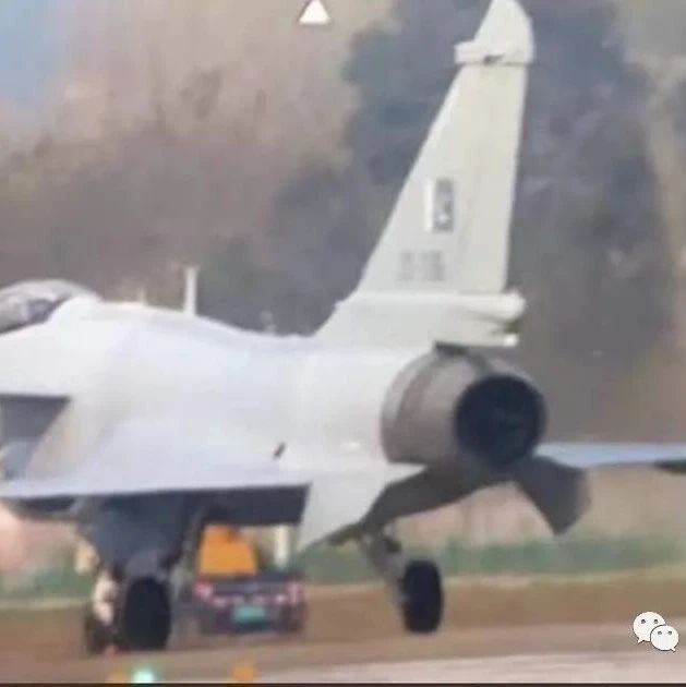 千呼万唤始出来！西方媒体评论中国首架出口巴基斯坦的歼-10战机正式亮相