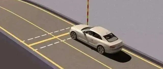 挡车坡道起步，到底是先松离合先给油？