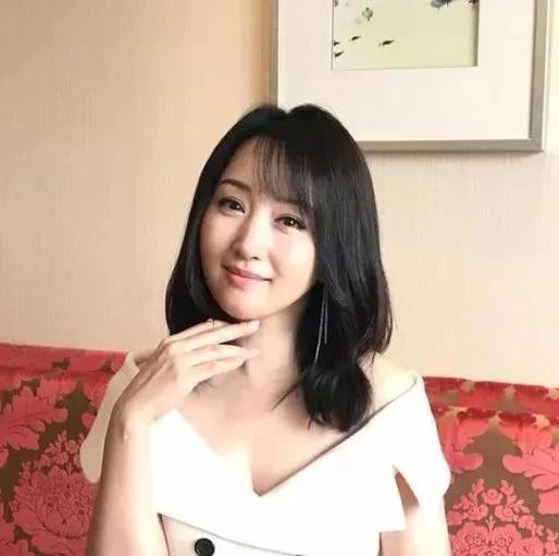 杨钰莹又作妖,短裤内穿成焦点,网友:什么都看到啦