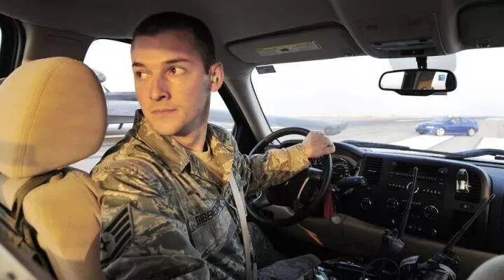 为啥总有人“油门当刹车”？这些不良驾驶习惯后果害人害己！