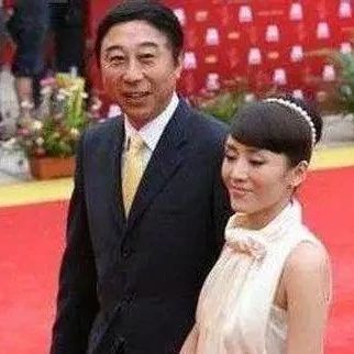 62岁的冯巩,隐瞒了36年的妻子是她,难怪一直不露面!