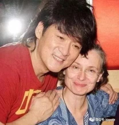 周华健58岁老婆近照曝光,网友:才知道为什么一定要找比自己小的