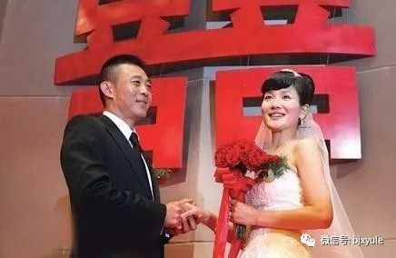 侯勇与年轻女子忘年恋曝光,抛弃20年的发妻,51岁的他结过四次婚