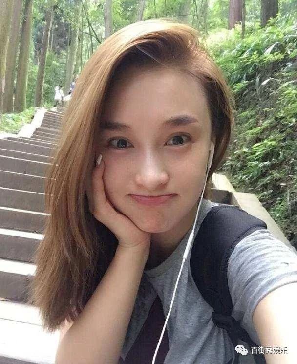 寇振海“女儿”乐珈彤晒近照,43岁素颜状态好,俩儿超帅星范足