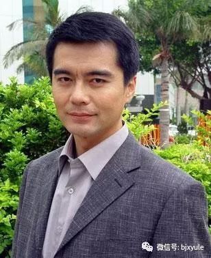 《人民的名义》“祁厅长”再爆红,52岁许亚军四妻两儿,老婆个个都漂亮