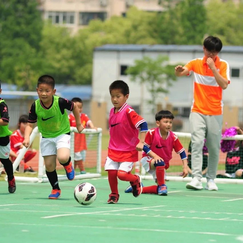 对体育教师坚持同工同酬，北京鼓励基础教育阶段每天开设1节体育课