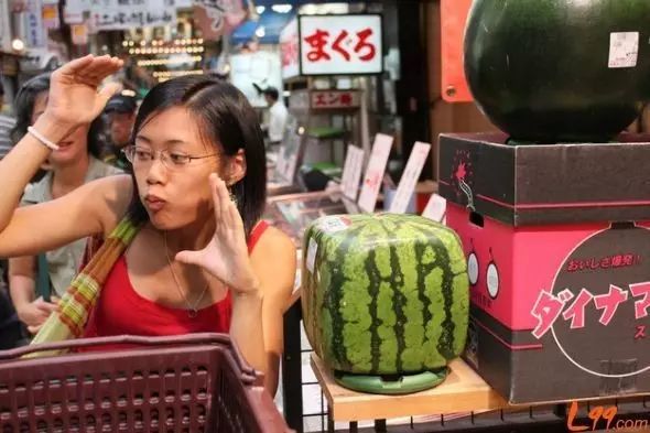 日本售卖天价方形西瓜,切开后笑岔气了!
