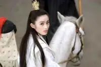 张敏28年后再扮赵敏回眸,穿白色古装持扇骑马,玉树临风风采依旧