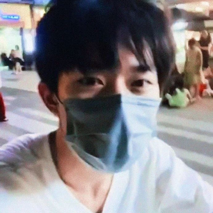 易烊千玺深夜开玩具车兜风，吃了汉堡冰淇淋，回家后晒视频超宠粉