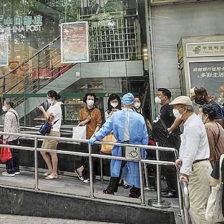 上海老人凌晨2点排队，银行怎么了？