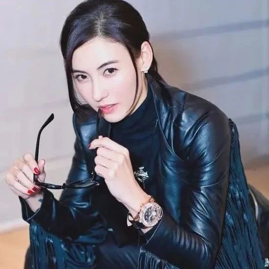张柏芝又放飞自我了？当众把脚搭在化妆台上，抠脚按摩毫无形象可言？