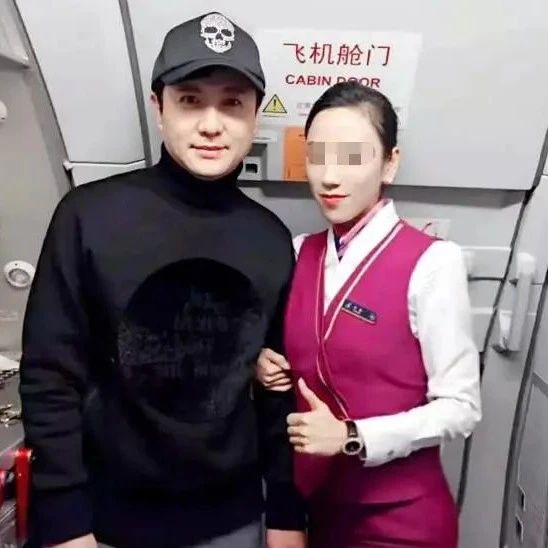 沈腾与老婆罕秀恩爱，女方素面朝天颜值高，两人同款微笑太相像！