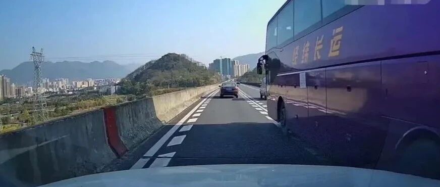 高速上大客车“以大欺小”压实线强行变道，结果……