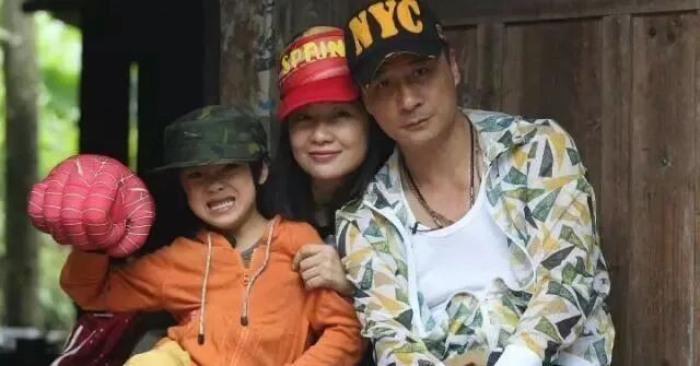 他39岁获金马影帝，与小10岁模特妻子一见钟情，如今58岁魅力不减