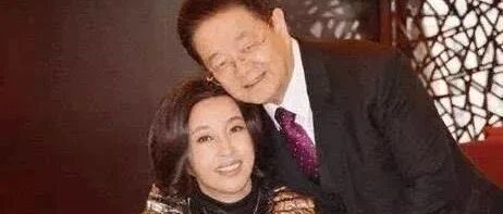 刘晓庆与四任丈夫的合照，都抱着刘晓庆，她的表情却不一样