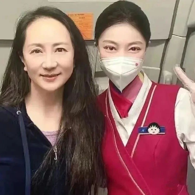 空姐晒孟晚舟合影，私下素颜沧桑老态，但一打扮气质立马就有了！