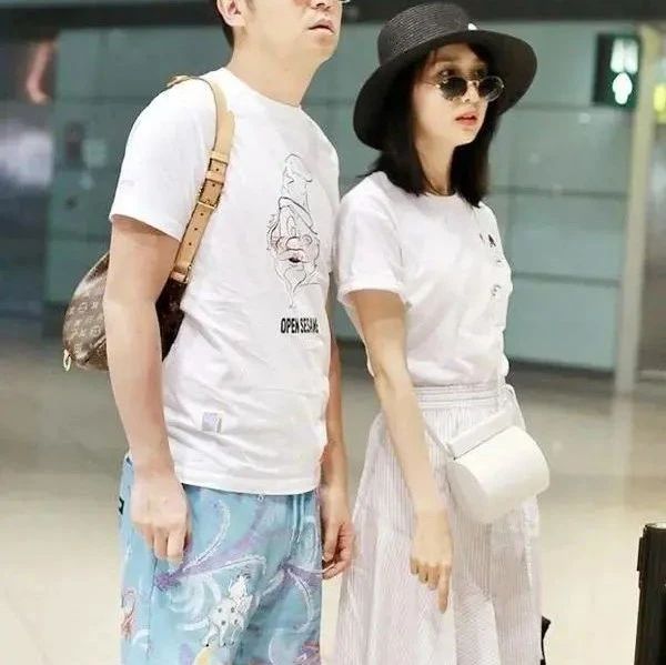 雷佳音携老婆走机场，37岁还有清纯气质，穿T恤白裙像个美少女！