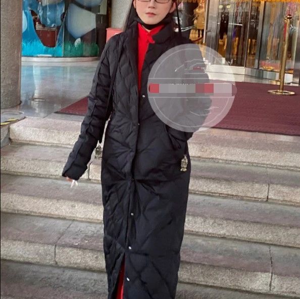 杨丽萍穿长羽绒服，打扮倒像个老年人，就是还戴帽子不接受变老！
